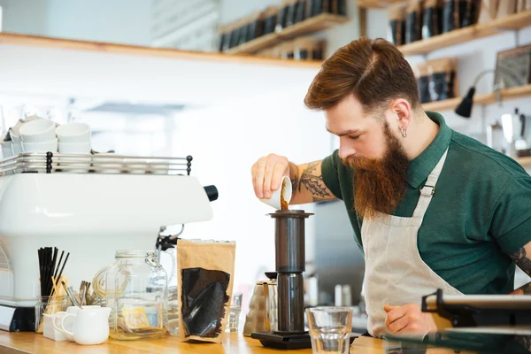 Barista haciendo café —  Fotos de Stock