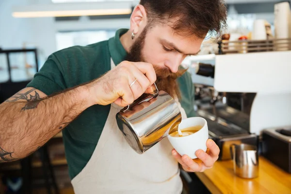 Barista provedení cappuccino — Stock fotografie