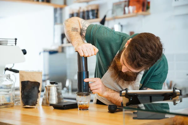 Barista preparing coffee — Stock Photo, Image