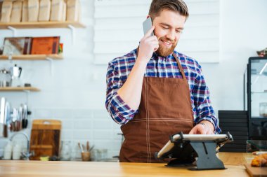 Cep telefonunuzun emir alan ve tablet kafeteryada kullanma Barista