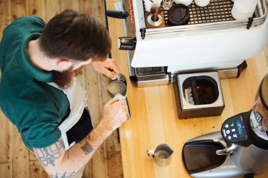 barista kahve bir fincan süt dökme