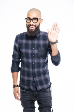 Mutlu afro Amerikalı adam kameraya el sallayarak