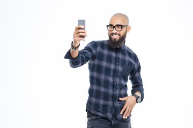 Neşeli Afrikalı-Amerikalı adam sakal gülümseyen ve alma selfie