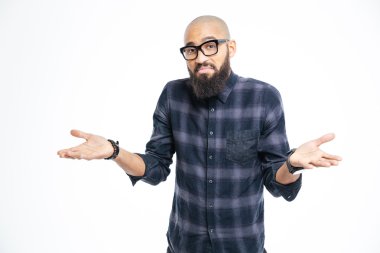 Genç afro Amerikalı adam omuzlarında shrugging