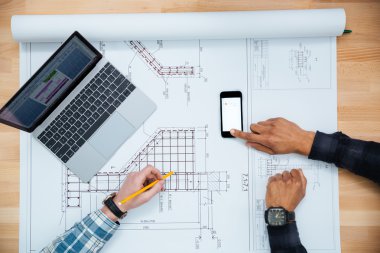 İki adam için cep telefonu ve dizüstü kullanarak plan çalışma 