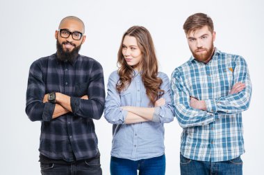 İki kendine güvenen erkek ve bir kadın kolları ile ayakta geçti 