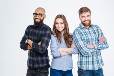 Çok ırklı grup üç emin gülümseyen öğrenci 