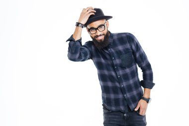 Ayakta ve gülümseyen mutlu sakallı genç Afrika adam