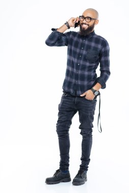 Neşeli Afro-Amerikan sakallı adam cep telefonu üzerinde konuşurken