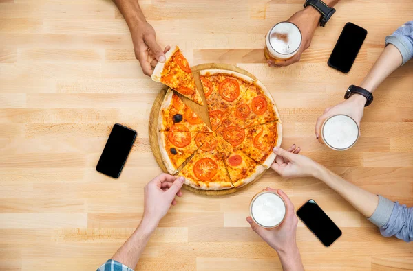 Group of students meeting and eating pizza together — Stock Photo, Image