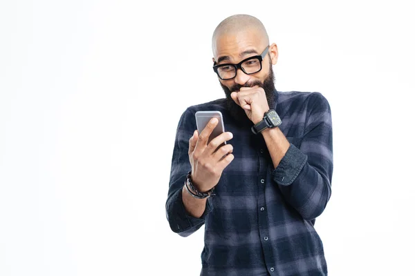 Vrolijke Afrikaanse Amerikaanse kale man met behulp van smartphone en lachen — Stockfoto