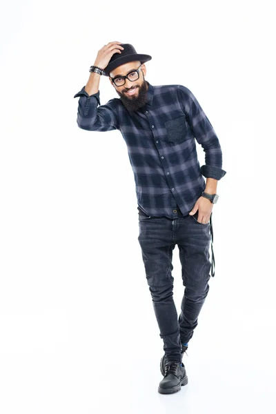 Alegre hombre afroamericano con barba en sombrero negro — Foto de Stock