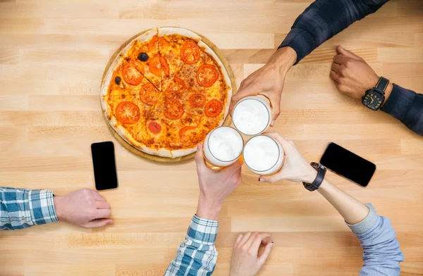 Grupa przyjaciół jedzących pizzę i pijących piwo — Zdjęcie stockowe