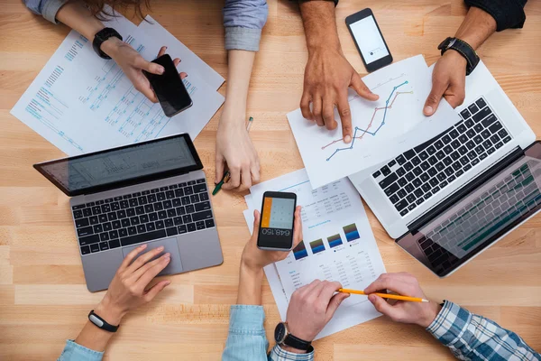 Gruppe von Geschäftsleuten, die für einen Finanzbericht arbeiten — Stockfoto