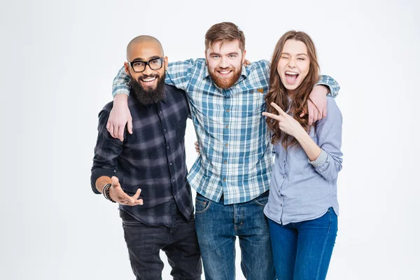 Feliz tres amigos en ropa casual de pie y riendo —  Fotos de Stock