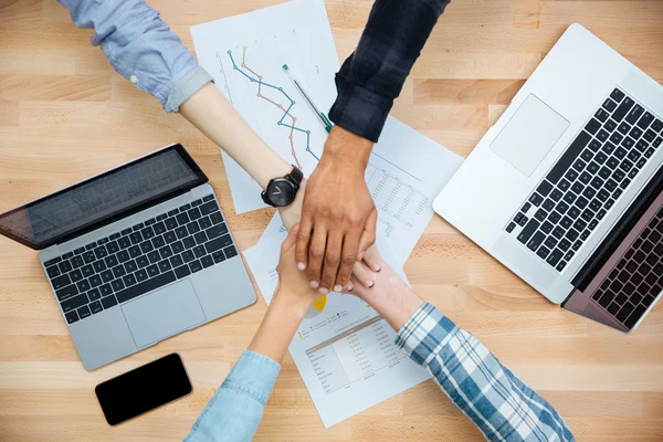 Multi-etnische groep mensen werk en handen samen te voegen — Stockfoto