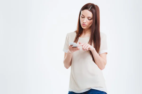 Casual vrouw met behulp van smartphone — Stockfoto