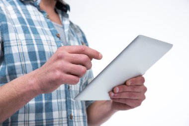 Tablet bilgisayar kullanan adam