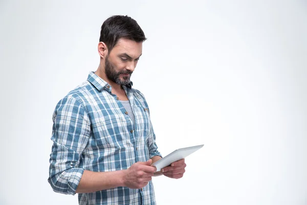 Retrato de un hombre usando tableta —  Fotos de Stock