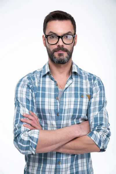 Hombre casual en gafas de pie con los brazos cruzados —  Fotos de Stock