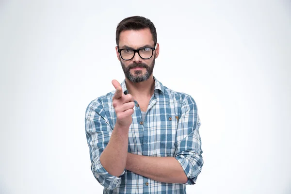 Mann mit Brille zeigt Waffe mit Fingern — Stockfoto