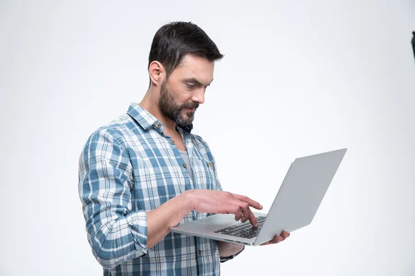 Casual man met laptopcomputer — Stockfoto