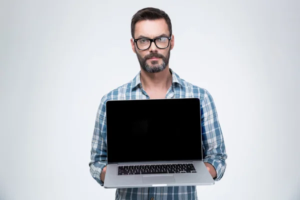 Homem mostrando tela de computador portátil em branco — Fotografia de Stock