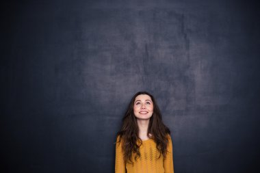 Gülümseyen kadın boşaltmak ararken