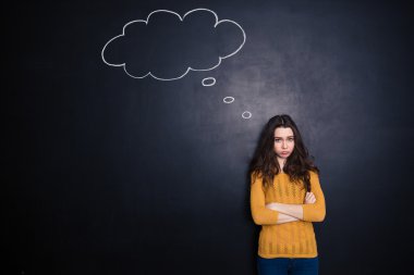 Üzgün kadın kolları ile ayakta katlanmış