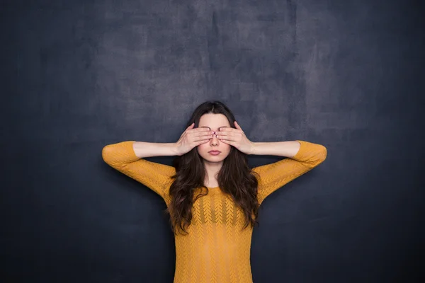 Jonge vrouw bedekt haar ogen — Stockfoto