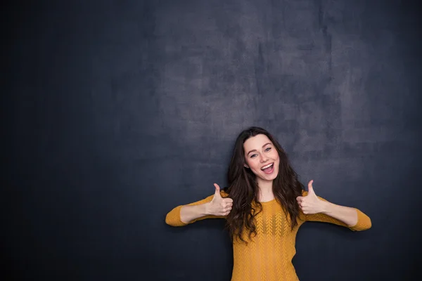 Vrolijke vrouw duimen opdagen — Stockfoto