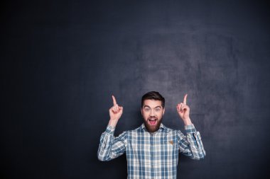 Neşeli adam boşaltmak parmakları işaret