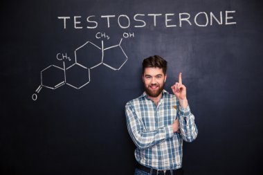 Kendine güvenen adam kara tahta, testosteron kimyasal yapısını işaret 