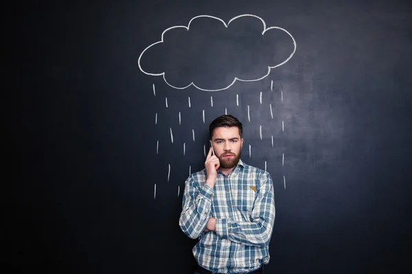 Homem falando no celular sob chuva desenhado no quadro negro — Fotografia de Stock