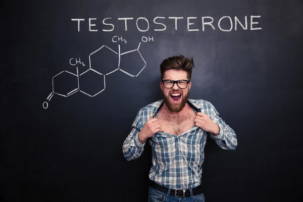 Hombre agresivo en gafas gritando y arrancándose la camisa —  Fotos de Stock