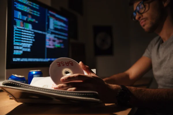 Programador confiante levando cd com base de dados e codificação — Fotografia de Stock