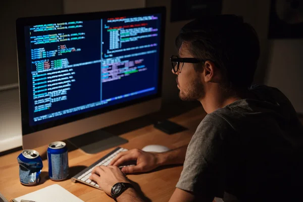 Nachdenkliche Programmierer-Programmierung am Abend zu Hause — Stockfoto