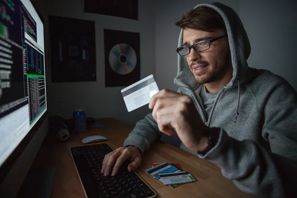 Goma sonriente haciendo compras pagando con tarjeta de crédito robada — Foto de Stock