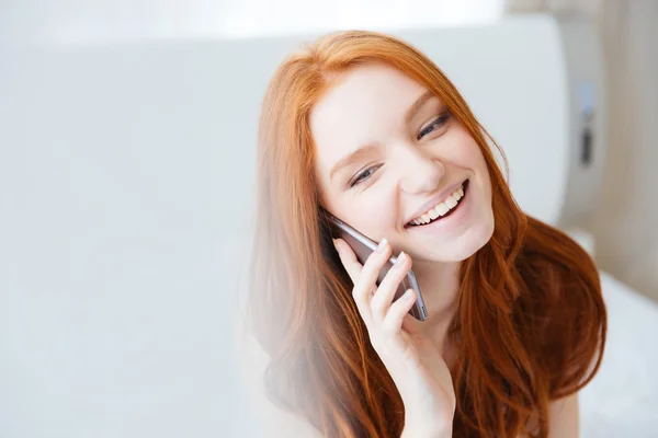 Felice bella giovane donna che parla sul cellulare — Foto Stock