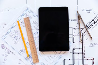 Tablet bilgisayar ve planları ile kağıt 