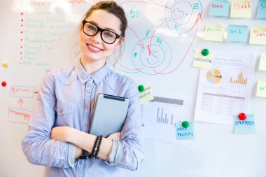 Kameraya bakarak bardaklarda mutlu işkadını 