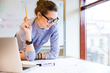 Office penceresinde yakın plan ile çalışan mutlu kadın
