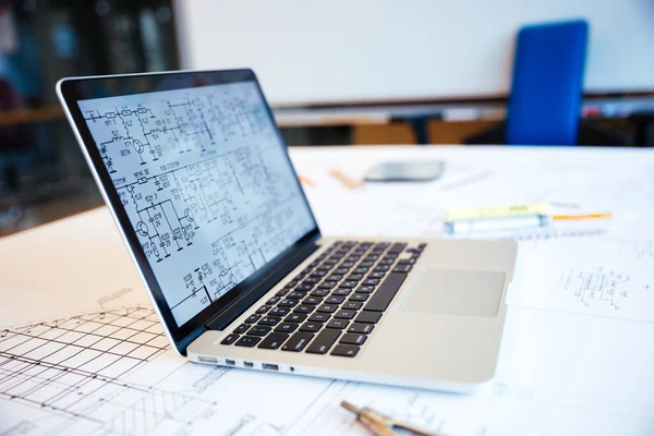 Laptopcomputer met blauwdrukken op scherm — Stockfoto