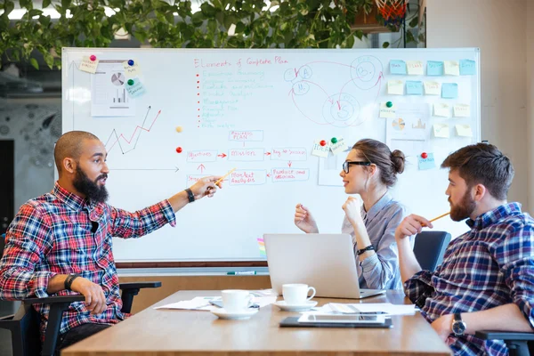 Uomini d'affari che lavorano insieme in ufficio — Foto Stock