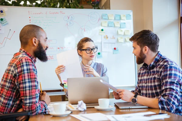 Gente de negocios preparándose para la presentación juntos — Foto de Stock