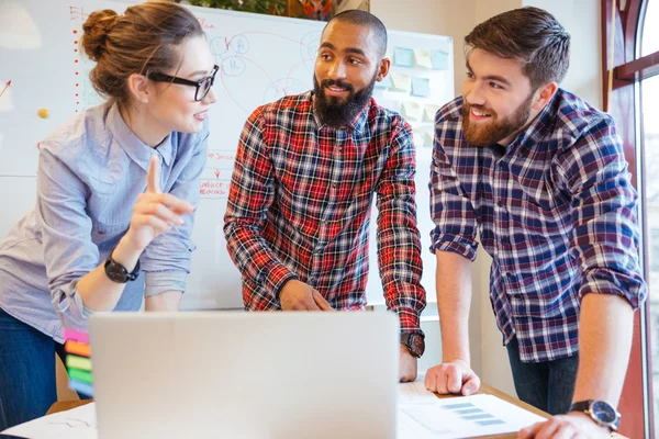 Uomini d'affari che lavorano in ufficio — Foto Stock