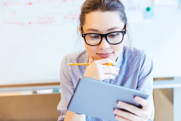 Empresária trabalhando com computador tablet — Fotografia de Stock