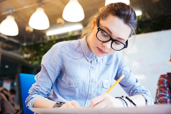 Ingeniera mujer trabajando en el plano — Foto de Stock