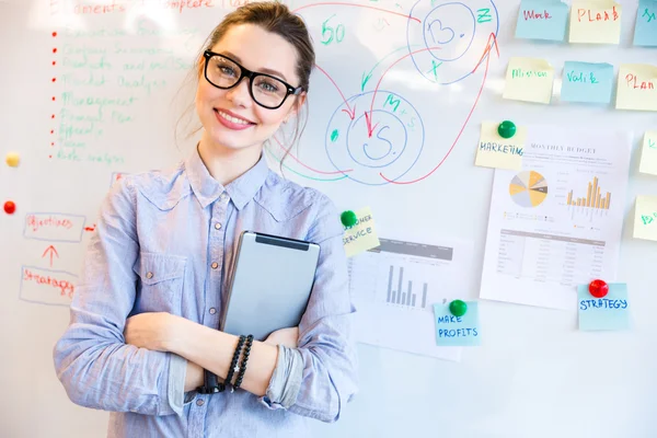 Glückliche Geschäftsfrau mit Brille blickt in die Kamera — Stockfoto