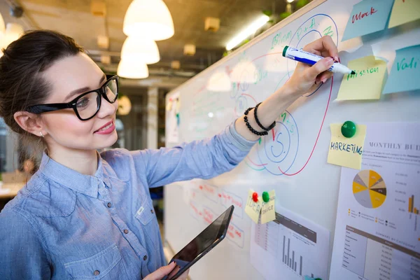 Schrijven van iets op whiteboard zakenvrouw — Stockfoto